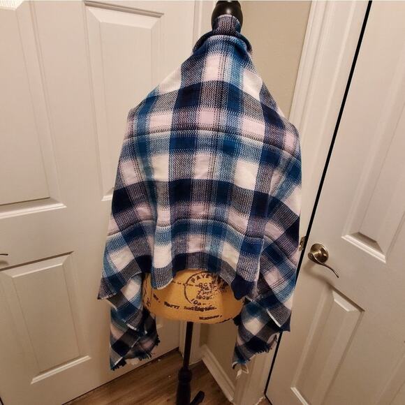Gap Blue White Warm comfy plaid fringed scarf wrap new!!!! - Picture 4 of 4